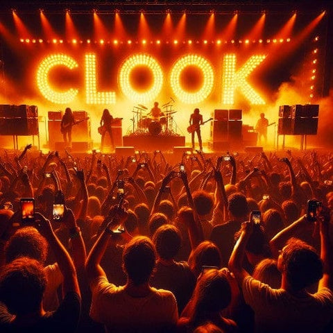 Concert de Clook avec le public captivé, levant leurs mains et smartphones, sous un éclairage chaleureux avec le nom ‘CLOOK’ illuminé en arrière-plan.