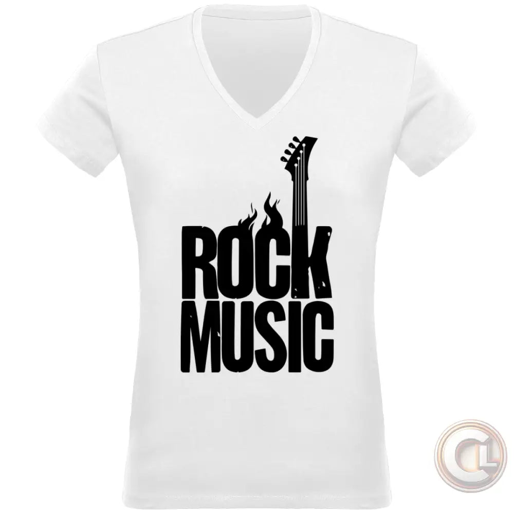 Un t-shirt blanc avec un col en V affiche un design graphique noir qui dit "ROCK MUSIC", avec une guitare électrique et des flammes intégrées dans le texte.