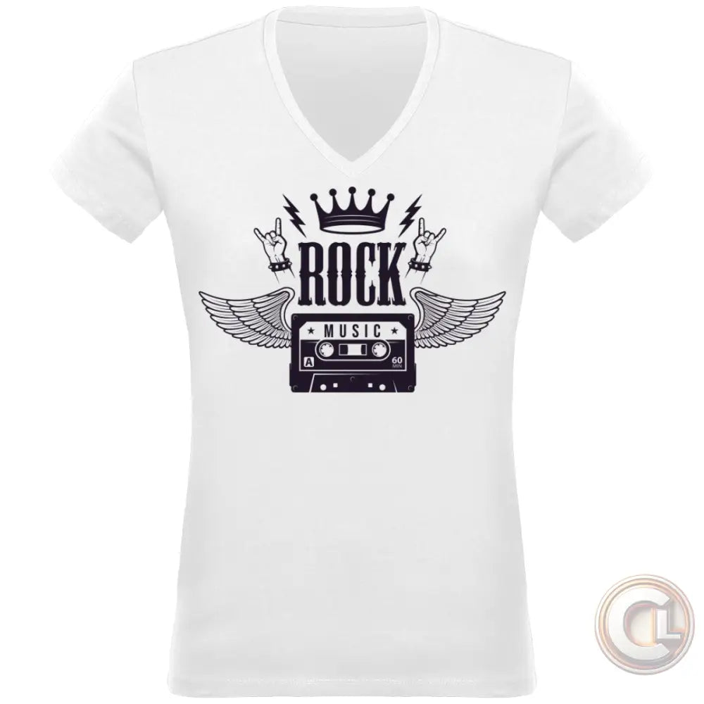 Un t-shirt blanc à col en V avec un graphique imprimé au centre qui comprend une couronne, le mot "ROCK", deux guitares électriques croisées, des ailes et une cassette audio avec le mot "MUSIC" en dessous.