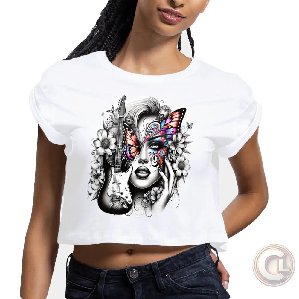 Charger l&amp;#39;image dans la galerie, Un t-shirt blanc porté par une personne, avec une illustration complexe et colorée d&amp;#39;une femme stylisée, un papillon, des fleurs et une guitare électrique.

