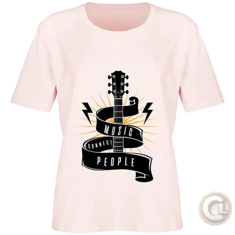 Un t-shirt rose pâle arbore une illustration de guitare noire entourée de rayons lumineux. Le texte “MUSIC CONNECT PEOPLE” en noir complète le design. 🎸🌟